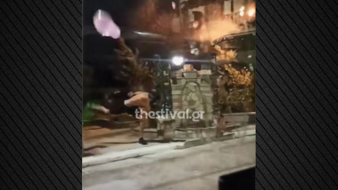 Νεαροί πέταξαν «νερόβομβες» σε αστικό λεωφορείο στη Θεσσαλονίκη - Δείτε βίντεο