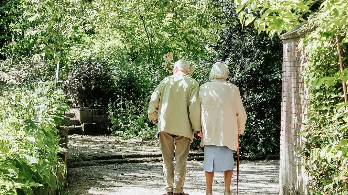 100χρονος, μετά τον θάνατο της επί εβδομήντα χρόνια συζύγου του, ερωτεύεται και παντρεύεται ξανά
