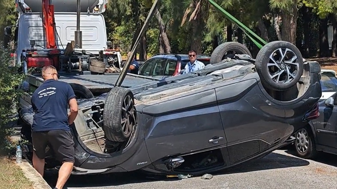 Ανατροπή αυτοκινήτου στου Παπάγου, διεκόπη η κυκλοφορία στην οδό Κύπρου - Δείτε βίντεο