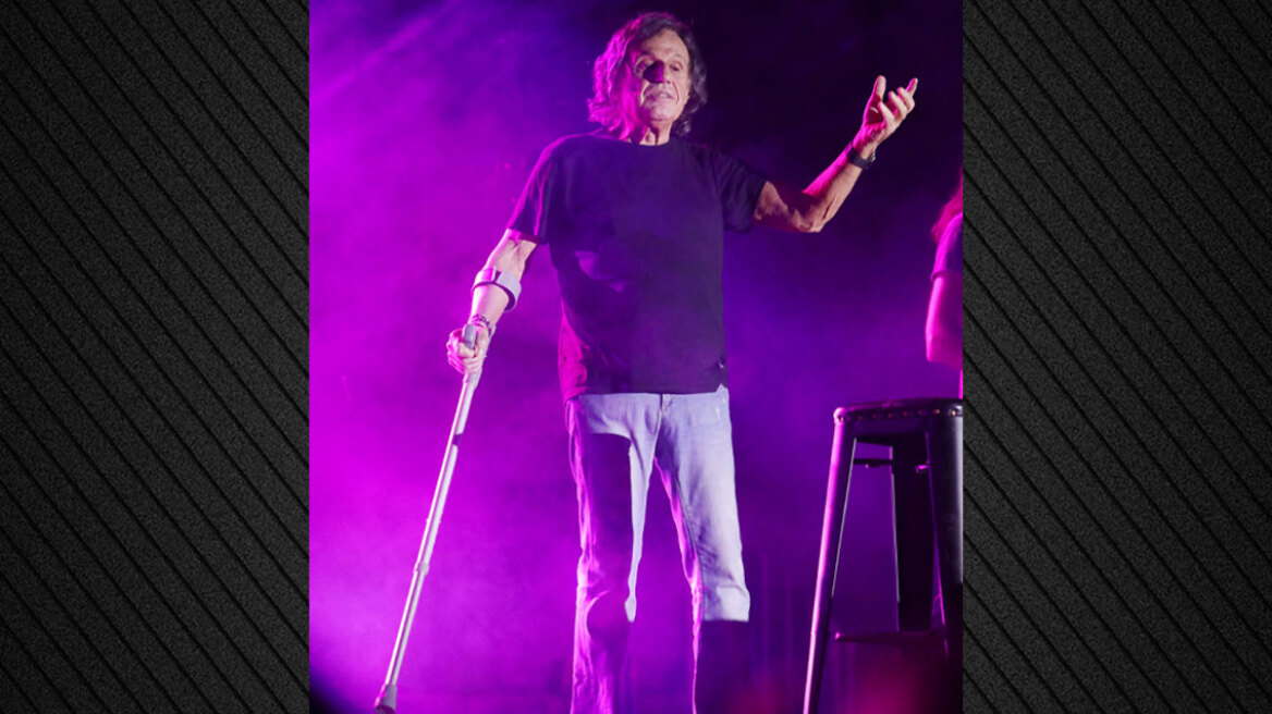 Ο Βασίλης Παπακωνσταντίνου με πατερίτσα σε συναυλία του στο Ναύπλιο - Δείτε τις φωτογραφίες