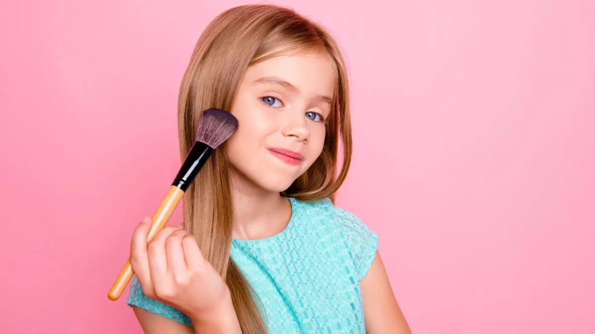 Γονείς: Ιδού τι συμβαίνει όταν χρησιμοποιούνται καλλυντικά ενηλίκων στο παιδικό δέρμα