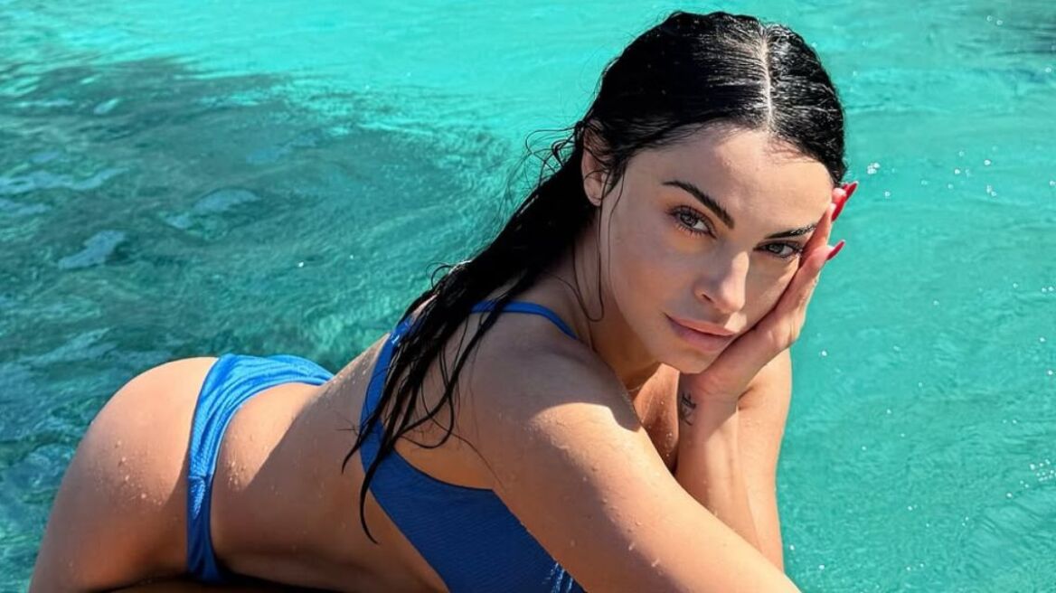 Η Δήμητρα Αλεξανδράκη φωτογραφίζεται τόπλες στις διακοπές της 