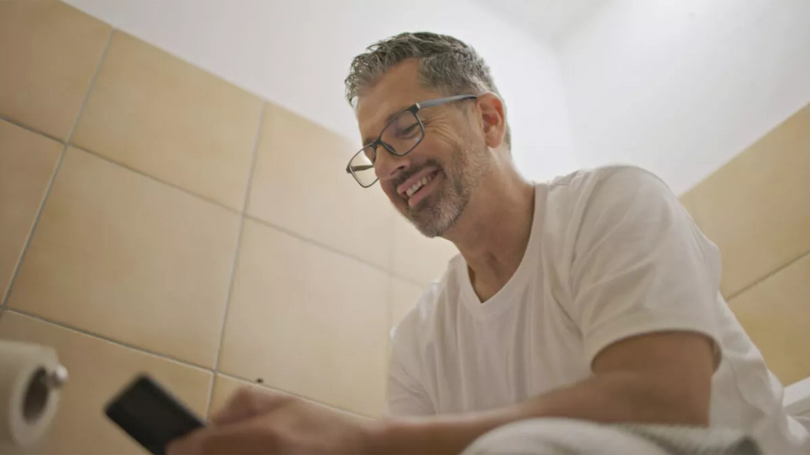 Ο κίνδυνος υγείας που απειλεί όλο και συχνότερα όσους πηγαίνουν τουαλέτα με το κινητό τους
