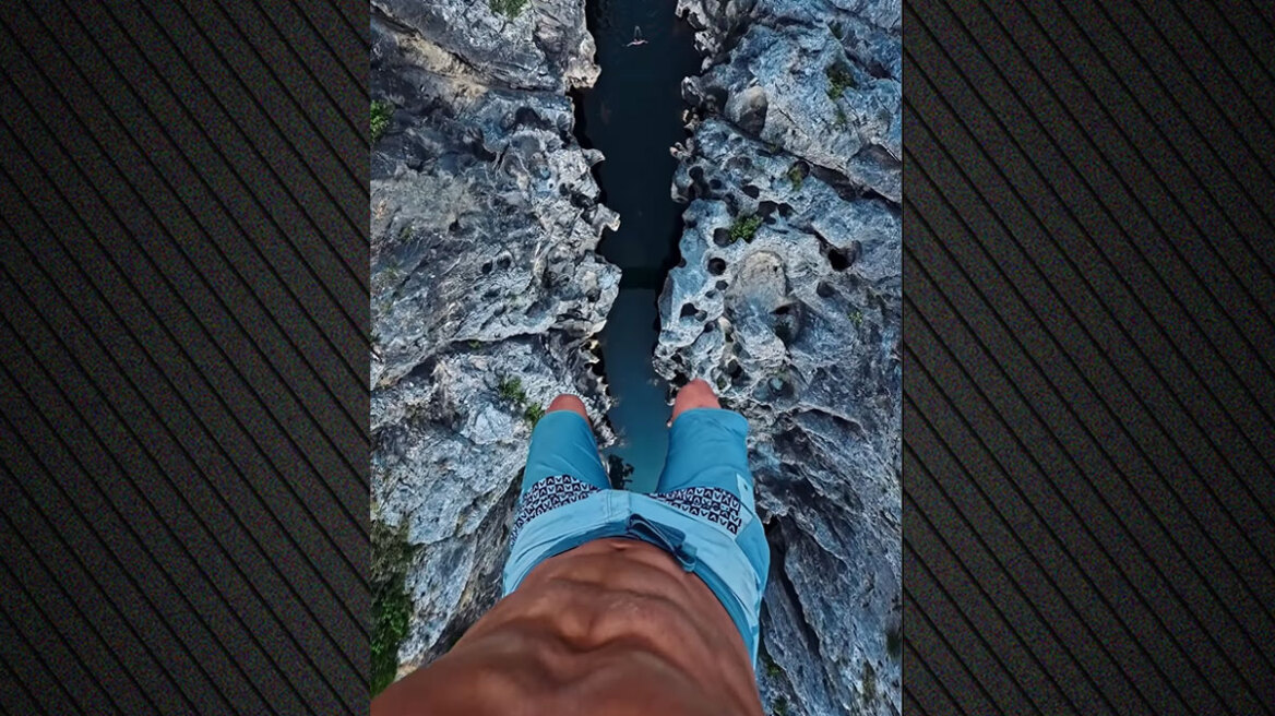 Βίντεο που κόβει την ανάσα: Αθλητής κατάδυσης πηδάει από βράχο ύψους 31 μέτρων σε φαράγγι
