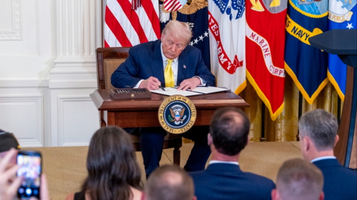 Ο Τραμπ τερματίζει επιδοτήσεις 7 δισ. δολαρίων για την εγκατάσταση φωτοβολταϊκών πλαισίων 