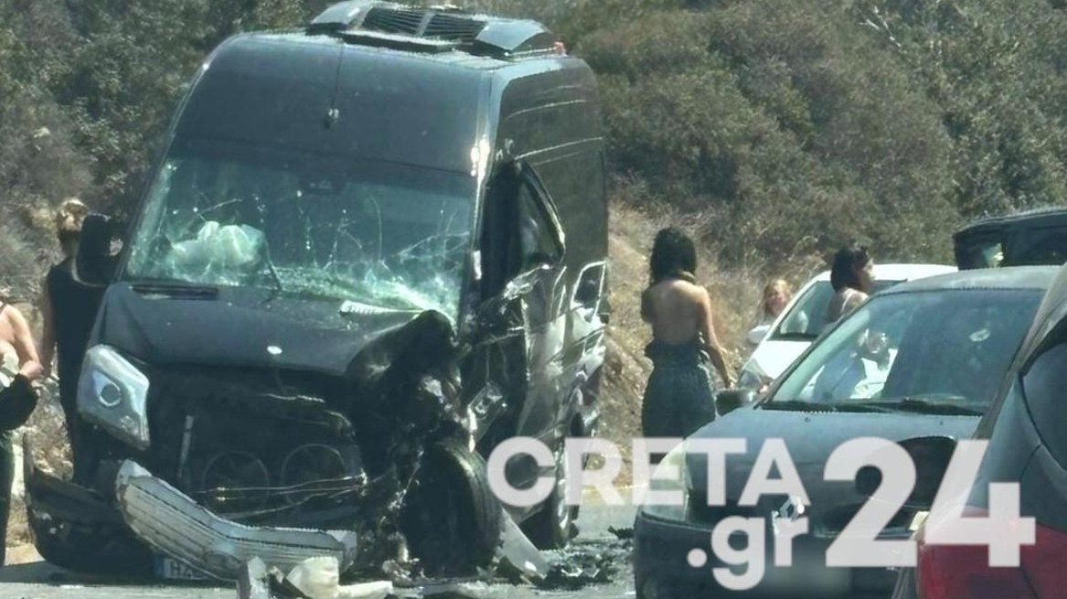 Δύο μίνι βαν συγκρούστηκαν μεταξύ τους στον ΒΟΑΚ: Τραυματίστηκε σοβαρά ένας οδηγός - Δείτε βίντεο και φωτογραφίες