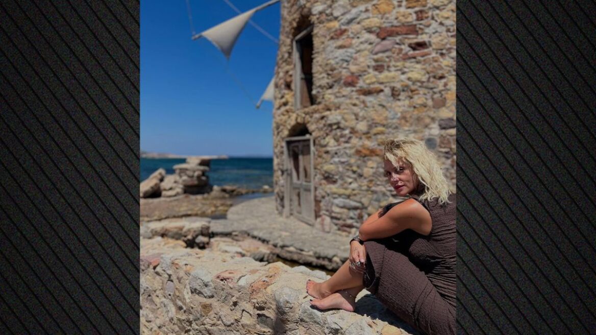 Η Ελεωνόρα Ζουγανέλη φωτογραφίζεται στους ανεμόμυλους της Χίου