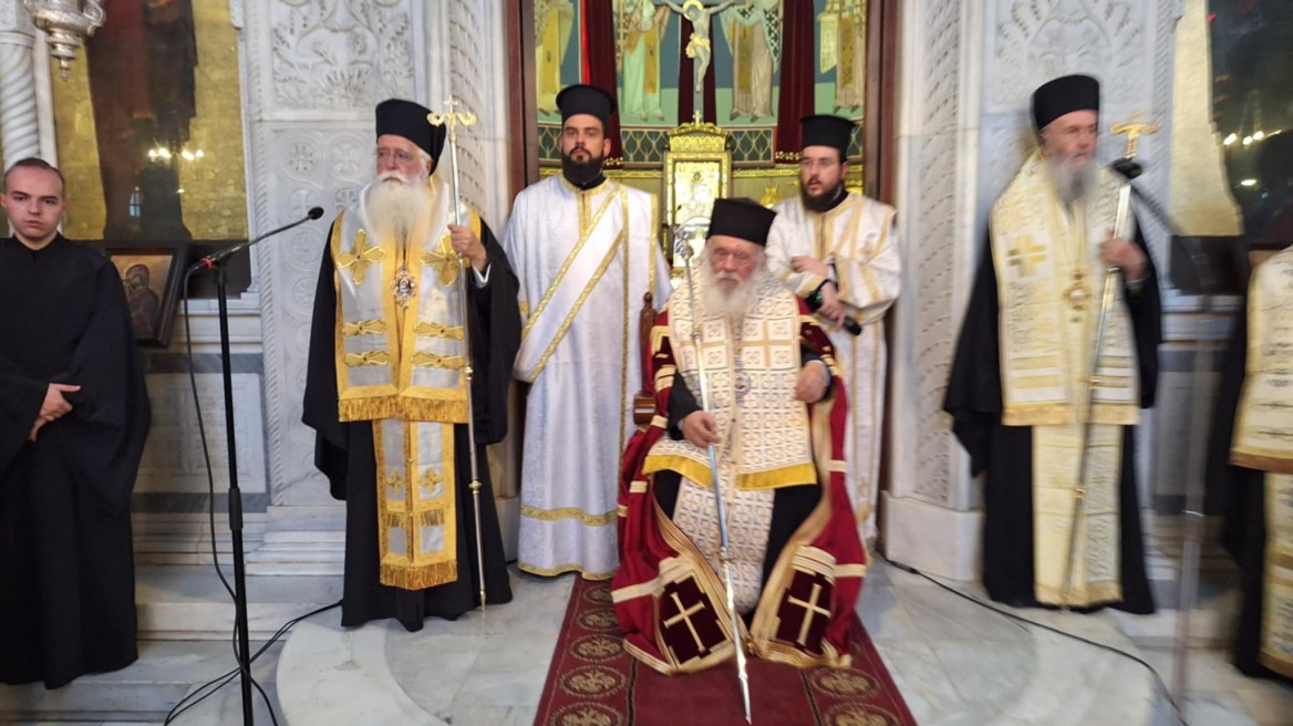 Xοροστατούντος του Αρχιεπισκόπου Ιερώνυμου η εξόδιος ακολουθία του Μητροπολίτη Κορίνθου Διονύσιου - Δείτε βίντεο