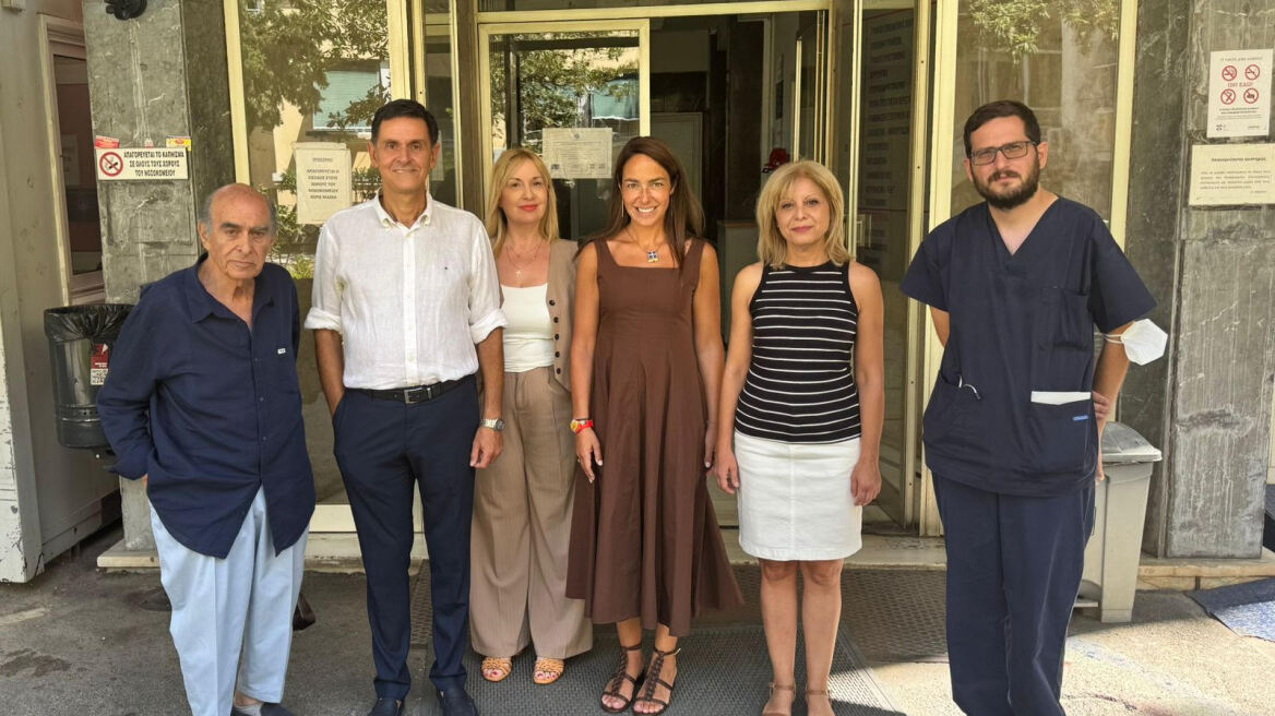 Τους 8 ηλικιωμένους που απομακρύνθηκαν λόγω της φωτιάς στην Κερατέα επισκέφθηκε η Δόμνα Μιχαηλίδου

