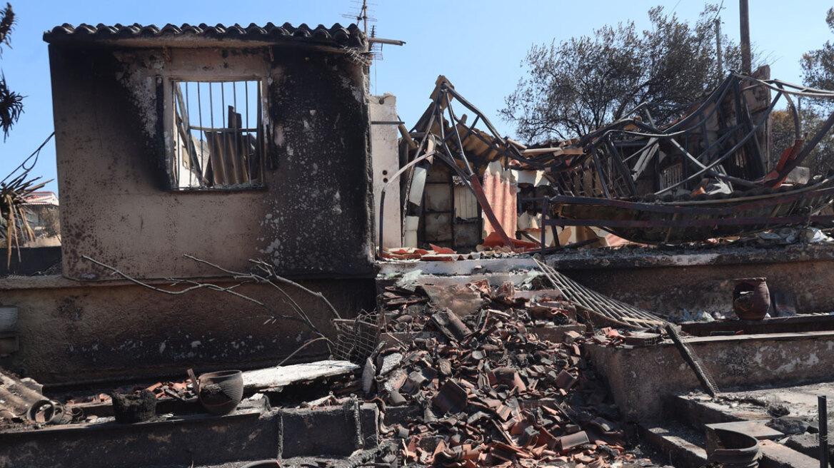 Το πέρασμα της πύρινης λαίλαπας στην Ανατολική Αττική άφησε πίσω της καταστροφή: Ένας νεκρός, χιλιάδες καμένα στρέμματα, σπίτια και αυτοκίνητα έγιναν στάχτη