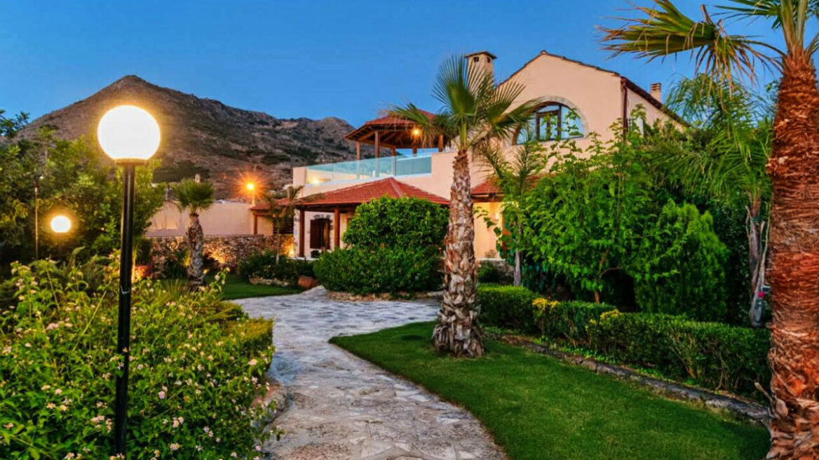 Χανιά: «Θα το μάθει όλο το Instagram»:  Ζευγάρι αλλοδαπών «influencer» προσπάθησε να εκβιάσει ιδιοκτήτη βίλας στα Χανιά