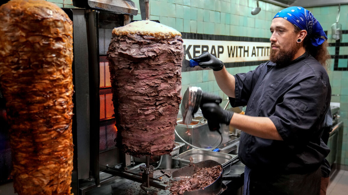 Ανησυχία στη Γερμανία για πιθανή έλλειψη και αυξήσεις τιμών στο κεμπάπ

