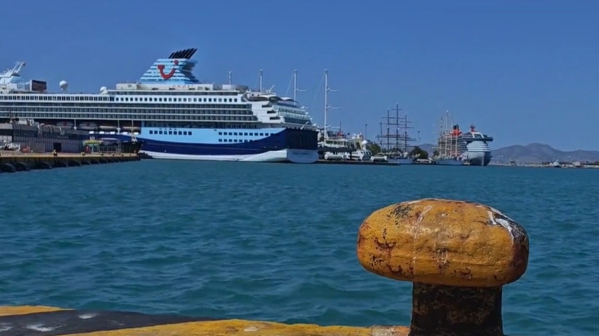 Ηλικιωμένος ανασύρθηκε χωρίς τις αισθήσεις του από το λιμάνι του Πειραιά