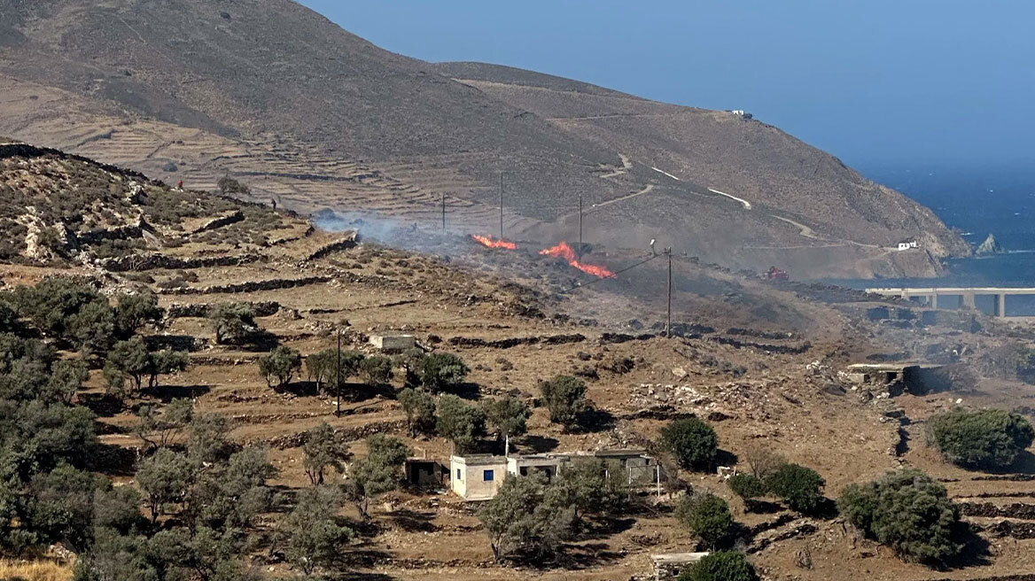 Καλύτερη η εικόνα από τη φωτιά στην Τήνο: Υπήρξαν διακοπές ρεύματος στο νησί

