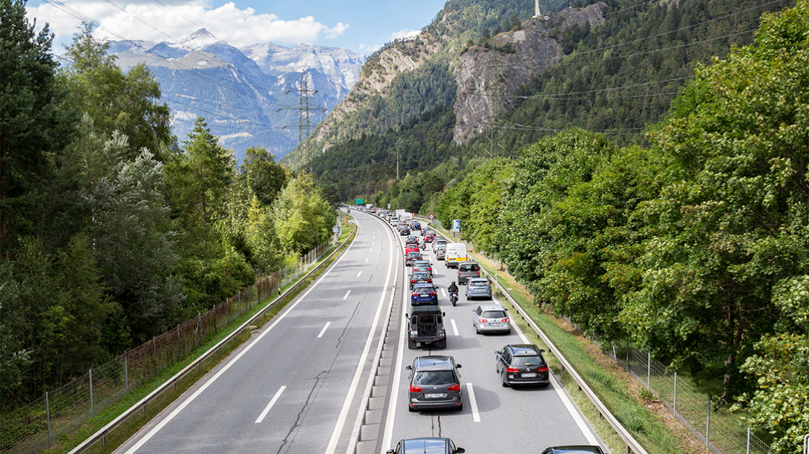 Η Ελβετία ρίχνει… πόρτα στους Γερμανούς τουρίστες που κατακλύζουν στις Άλπεις – Σχέδιο για έξτρα διόδια