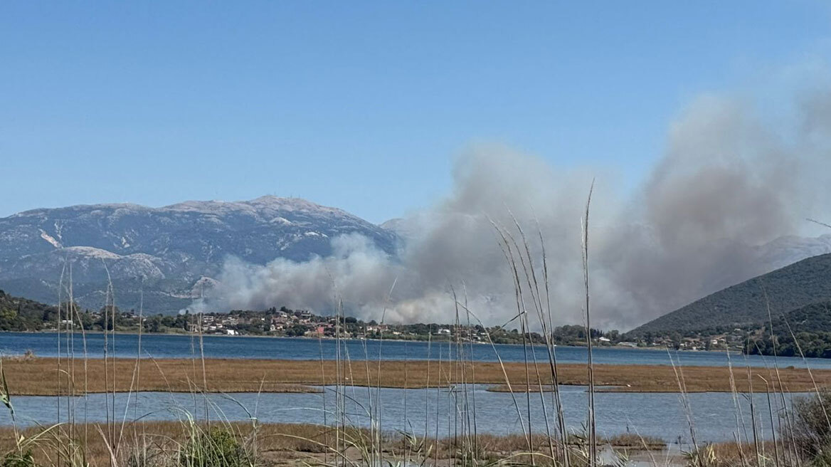 Φωτιά στη Φραξιά Βόνιτσας - Σηκώθηκαν 5 εναέρια, δείτε βίντεο