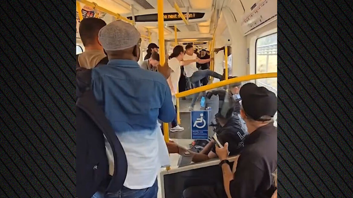 Χάος στο μετρό του Λονδίνου: Άνδρας κατέβασε το παντελόνι του μέσα σε βαγόνι - Επιβάτες του επιτέθηκαν με κλωτσιές και μπουνιές