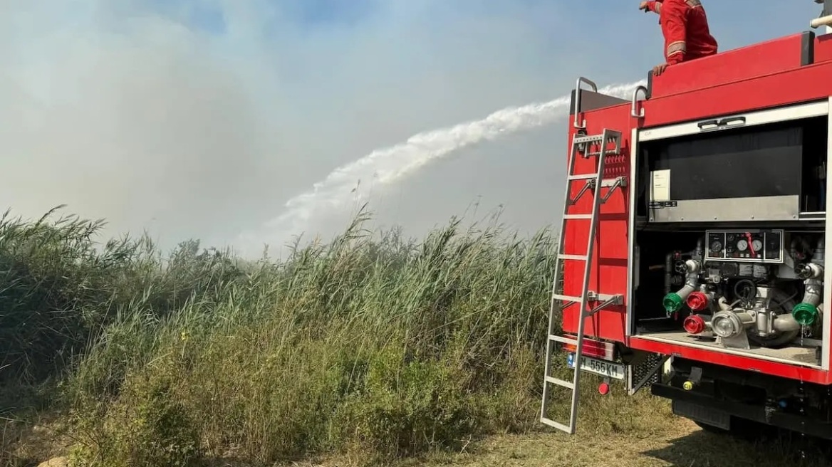 Συνεχίζεται η μάχη με τις φλόγες στη νότια Αλβανία - Δύο αεροσκάφη έστειλε η Ελλάδα