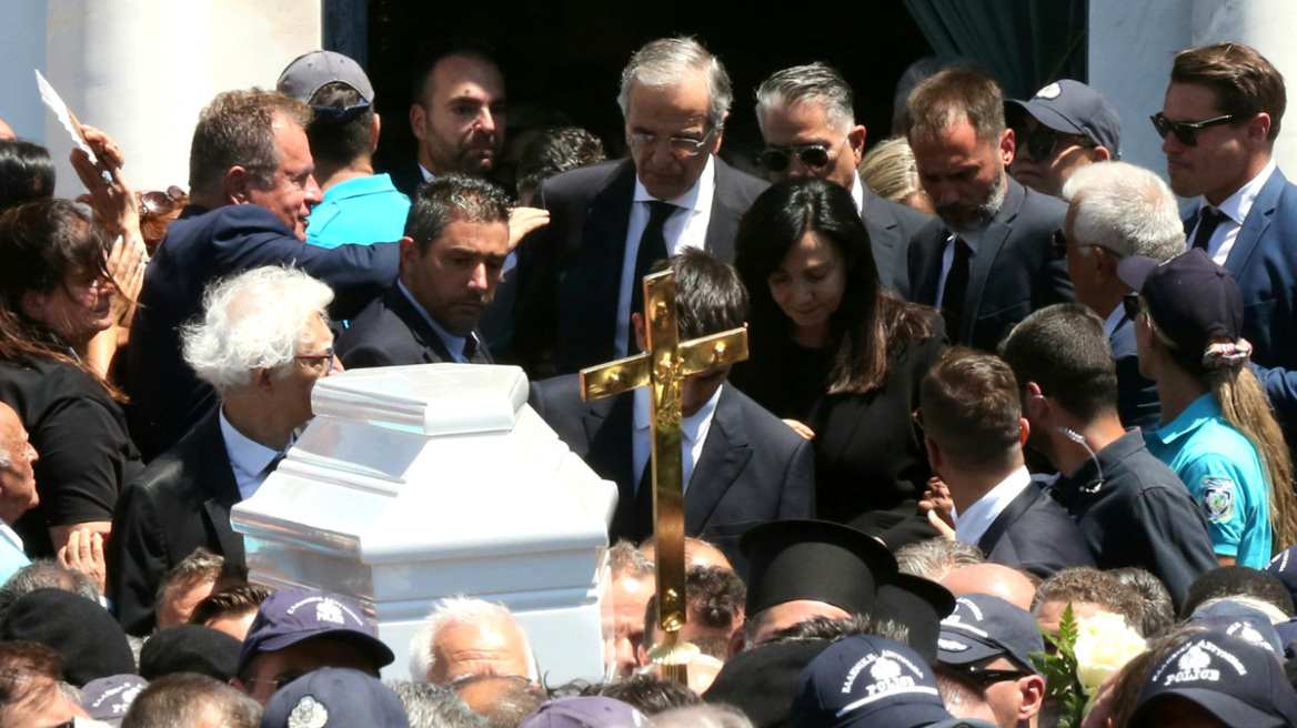 Ράγισαν καρδιές στο τελευταίο αντίο στη Λένα Σαμαρά - «Μαζί της θα είμαστε, δίπλα στο φως της» είπε στον αποχαιρετισμό του ο πατέρας της