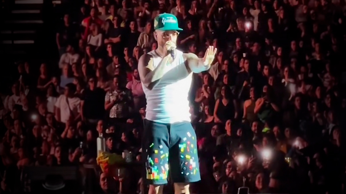 O Maluma διέκοψε συναυλία για μητέρα που είχε μαζί της παιδί 1 έτους χωρίς προστασία στα αυτιά - «Νομίζεις ότι είναι καλή ιδέα αυτό;»
