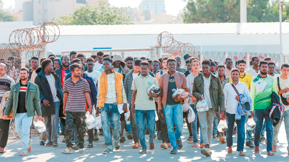 Μεταναστευτικό: Μειώνονται 30% οι συμβάσεις για τη σίτιση και το όριο «ανηλικότητας» ανδρών στα 16 χρόνια