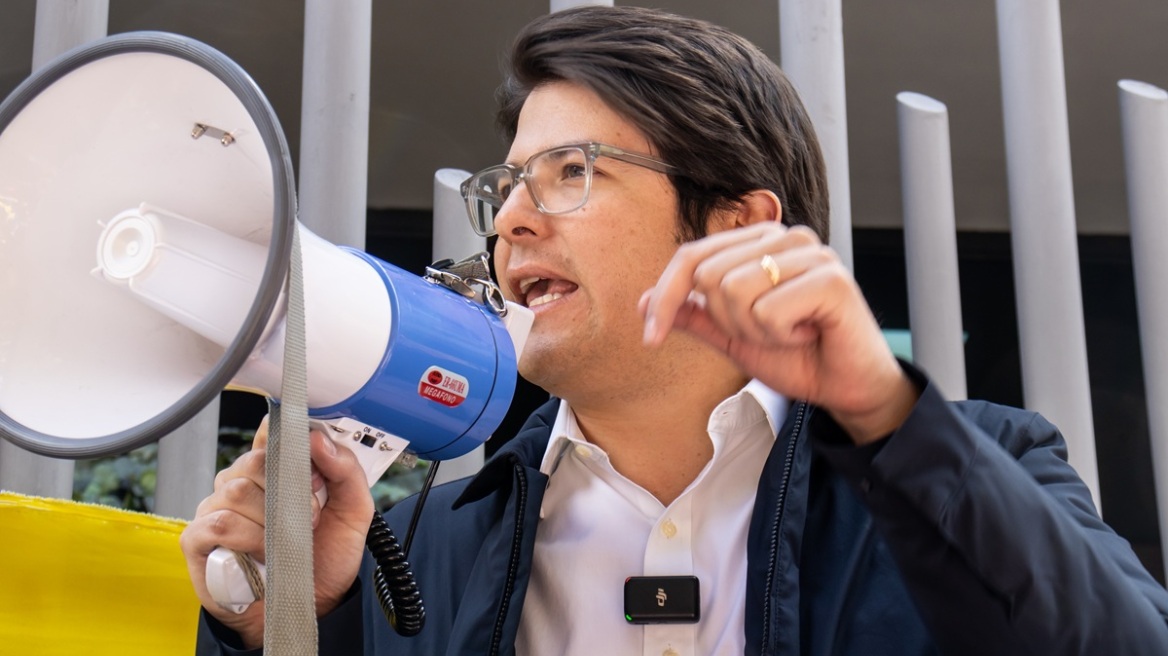 Πέθανε ο Κολομβιανός γερουσιαστής Μιγκέλ Ουρίμπε, δύο μήνες μετά την επίθεση που δέχτηκε