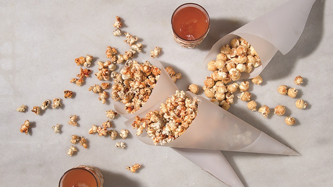 Ποπ κορν αλμυρά με καπνιστή πάπρικα και γλυκά με καραμέλα
