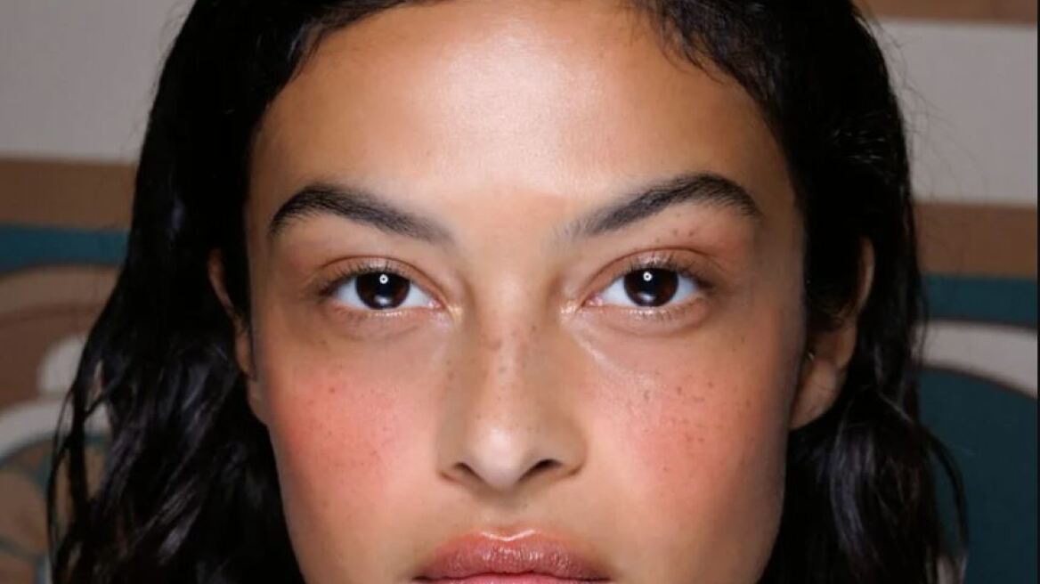 Αυτό το tip για την εφαρμογή του ρουζ ανατρέπει όσα ξέραμε
