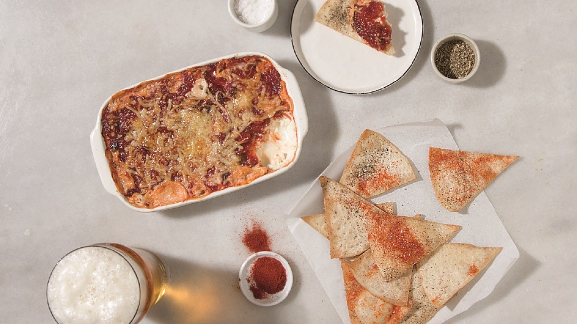 Τορτίγιες με ζεστό ντιπ τυριού και πικάντικη κόκκινη σάλτσα
