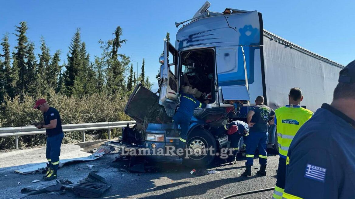 Τροχαίο με νταλίκες στη Λαμία, γέμισε αλεύρι η Εθνική Οδός - Δείτε φωτογραφίες