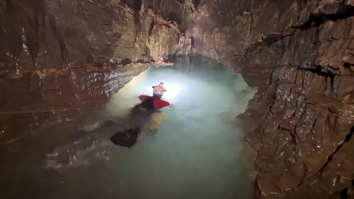 Χανιά: Κατάδυση στο βαθύτερο σπήλαιο της Ελλάδας – Βουτιά στα 1.100 μέτρα στον Γουργούθακα, δείτε βίντεο
