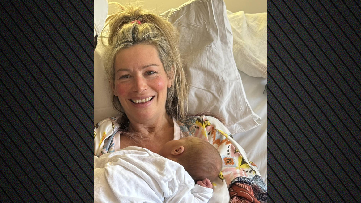 Η Άριελ Κωνσταντινίδη φωτογραφίζεται αγκαλιά με την κόρη της