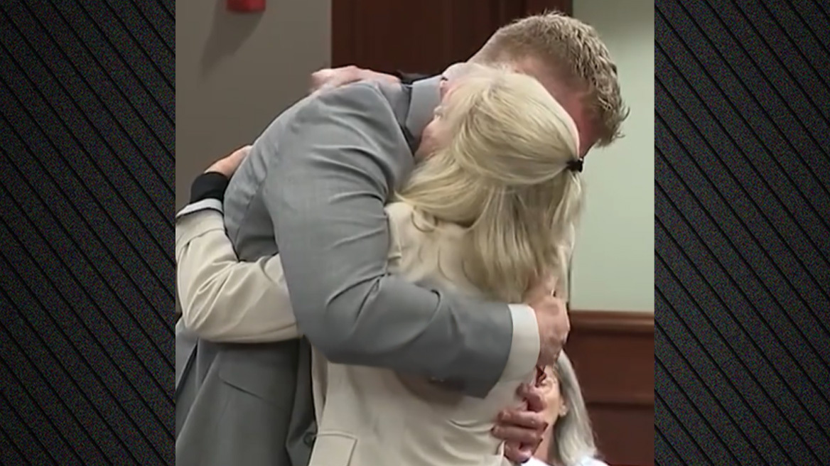 Αγκάλιασε τον άνδρα που σκότωσε τoν σύζυγό της σε τροχαίο στις ΗΠΑ, συγκλονίστηκε ο δικαστής - Δείτε βίντεο