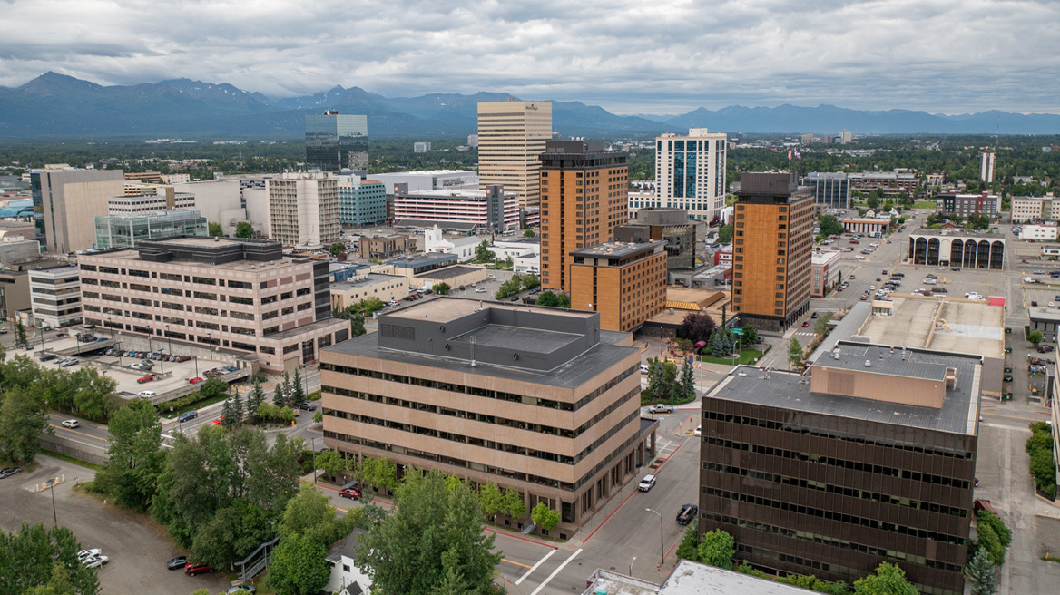 Ποια είναι η πόλη Άνκορατζ της Αλάσκα όπου θα συναντηθούν Τραμπ - Πούτιν: Την αγόρασαν οι ΗΠΑ από τη Ρωσία και έχει φιλοξενήσει ιστορικά τετ α τετ
