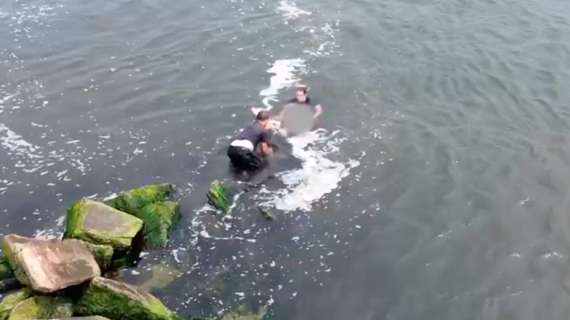 Δραματική καταδίωξη στη Ν. Υόρκη: Αστυνομικός βούτηξε στο νερό για να πιάσει κλέφτη - Πήγε να την πνίξει, την έσωσε συνάδελφός της