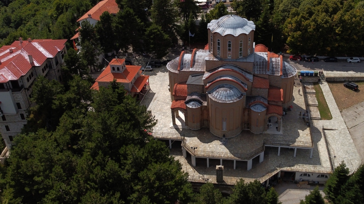 Συρρέουν οι προσκυνητές στην Παναγία Σουμελά στο Βέρμιο - Μέχρι και Έλληνες που ζουν στην Ινδία προσέρχονται για προσκύνημα