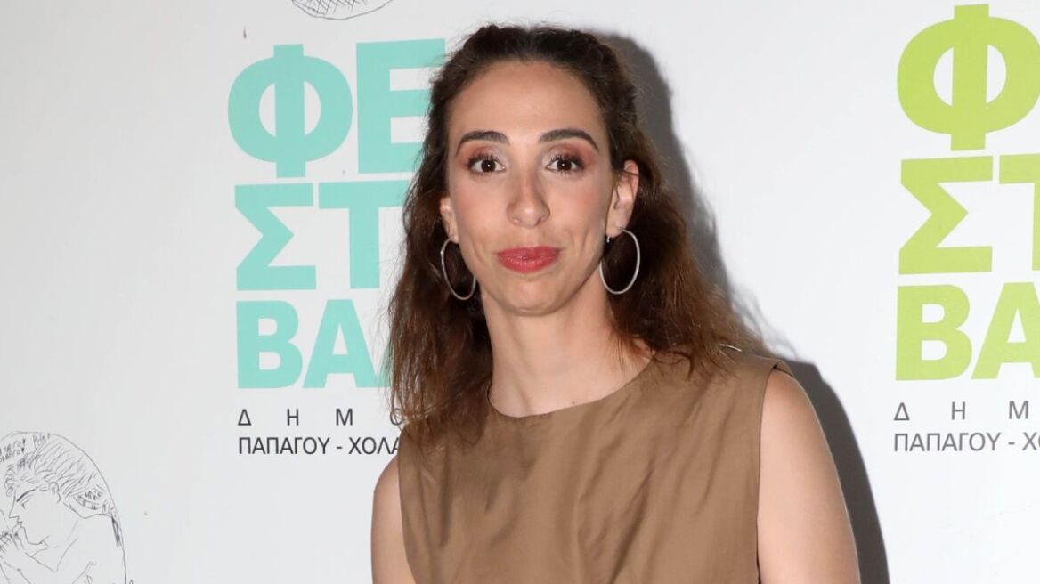 Η Έλενα Χαραλαμπούδη περιέγραψε ένα περιστατικό με θαυμάστριά της: Μπήκε από το παράθυρο του αυτοκινήτου και φώναζε «σ’ αγαπώ»