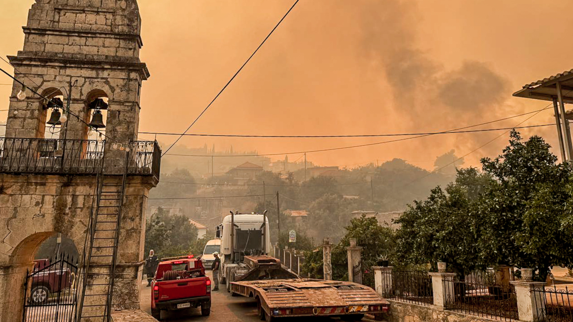 Φωτιά στη Ζάκυνθο: Ζημιές σε σπίτια από την πυρκαγιά, τεράστια μάχη με τις φλόγες - Δείτε βίντεο και φωτογραφίες