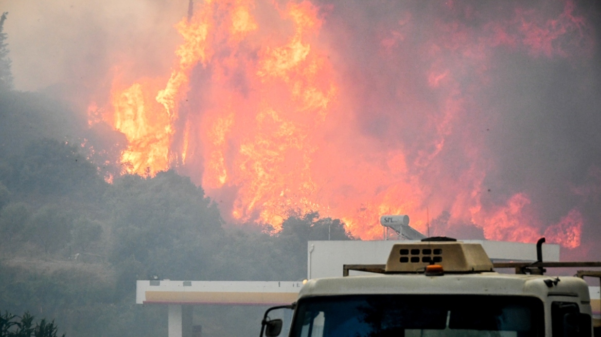 «Μεγάλο το μέτωπο στο Πλατάνι, η φωτιά κατευθύνεται προς την Πάτρα», λέει ο αντιπεριφερειάρχης Αχαΐας