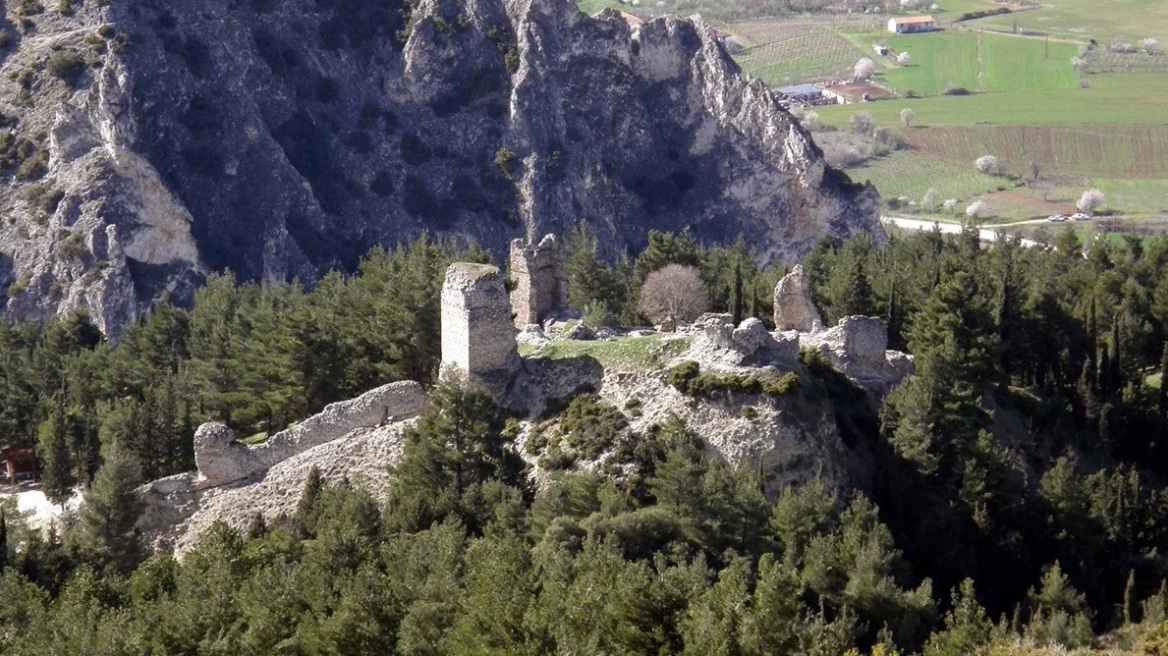 Κοζάνη: 48χρονος απειλούσε να αυτοκτονήσει πέφτοντας από τα Κάστρα Σερβίων