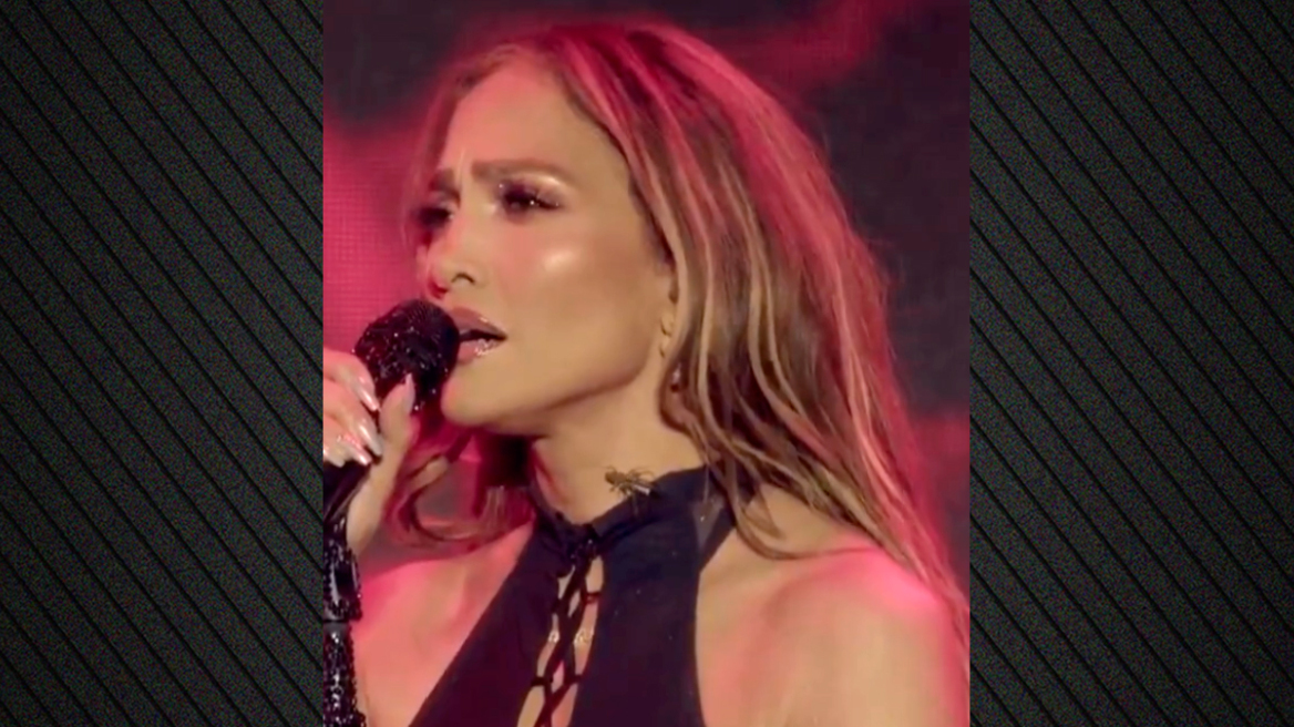 Τζένιφερ Λόπεζ: Γρύλος σκαρφάλωσε στον λαιμό της σε συναυλία στο Καζακστάν - Την αποθεώνουν για την αντίδρασή της
