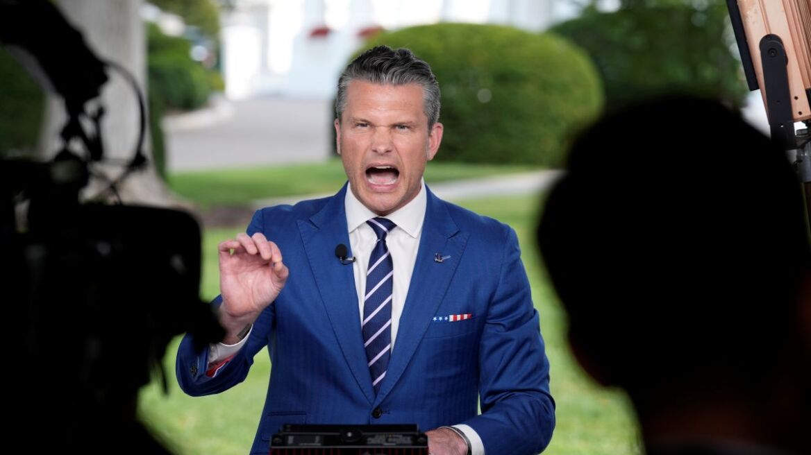 ΗΠΑ: Αντιδράσεις για τον «Χριστιανό εθνικιστή» πάστορα του υπουργού Άμυνας που επικρίνει το δικαίωμα ψήφου στις γυναίκες