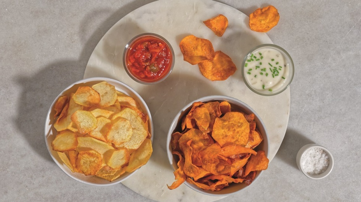 Τσιπς πατάτας και γλυκοπατάτας με ντιπ γιαουρτιού και ντομάτας
