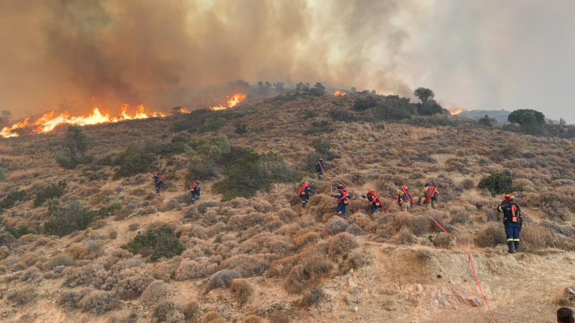 Μηταράκης για τη φωτιά στη Χίο: Δίνουμε τη μάχη στην Αμανή, η κατάσταση είναι πολύ δύσκολη