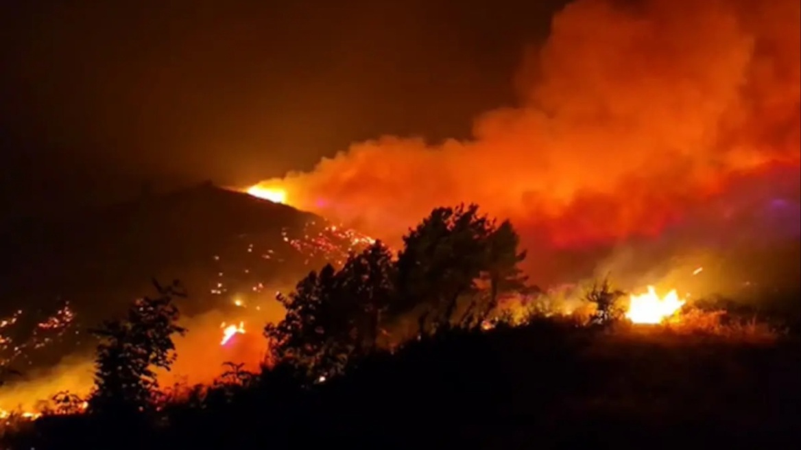 Σε πύρινο κλοιό τα μειονοτικά χωριά στην Αλβανία - Εκκενώθηκε νοσοκομείο στο Δέλβινο 