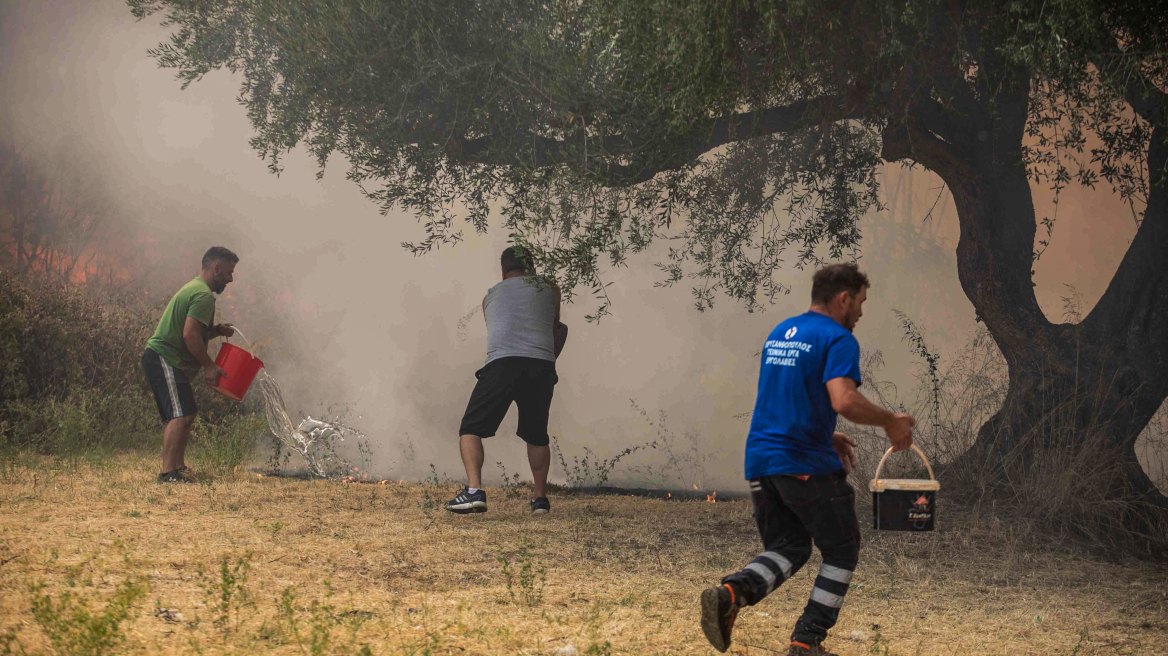 Η τιτάνια μάχη πυροσβεστών και εθελοντών στα πύρινα μέτωπα - Βοηθούν μέχρι και με κουβάδες, δείτε φωτογραφίες