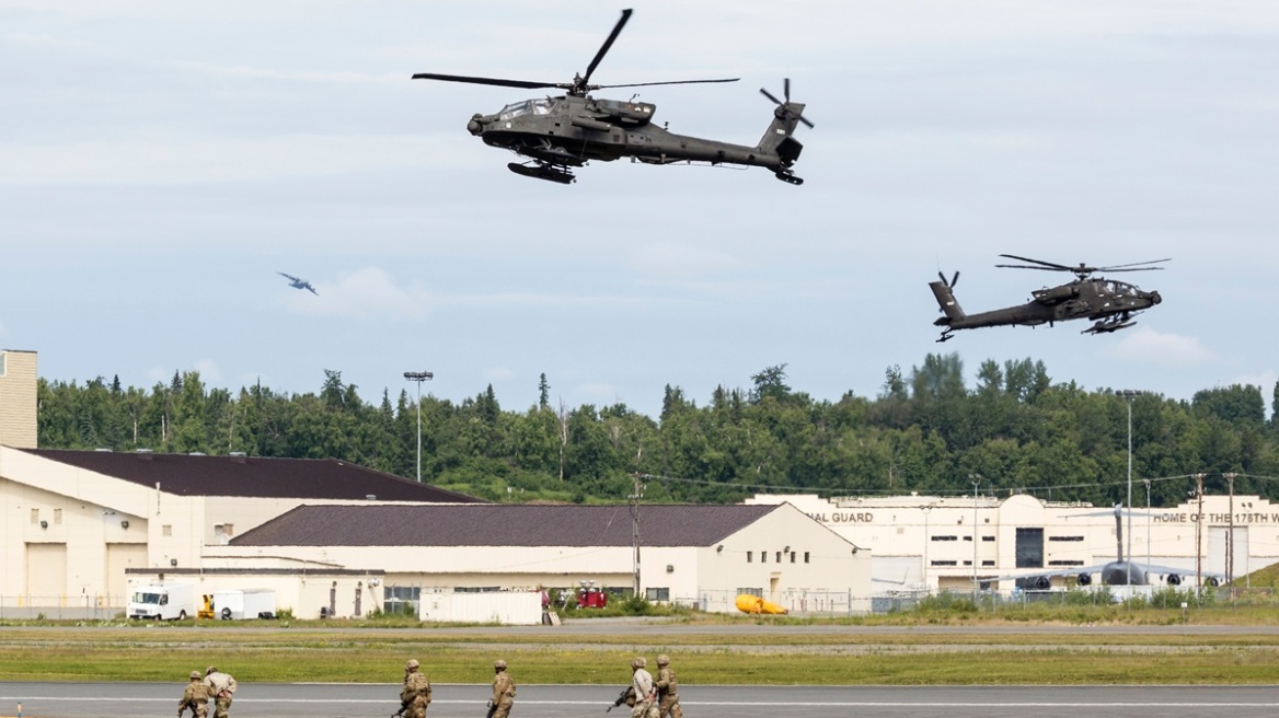 Σε αεροπορική βάση κοντά στο Άνκορατζ το τετ-α-τετ Τραμπ - Πούτιν την Παρασκευή
