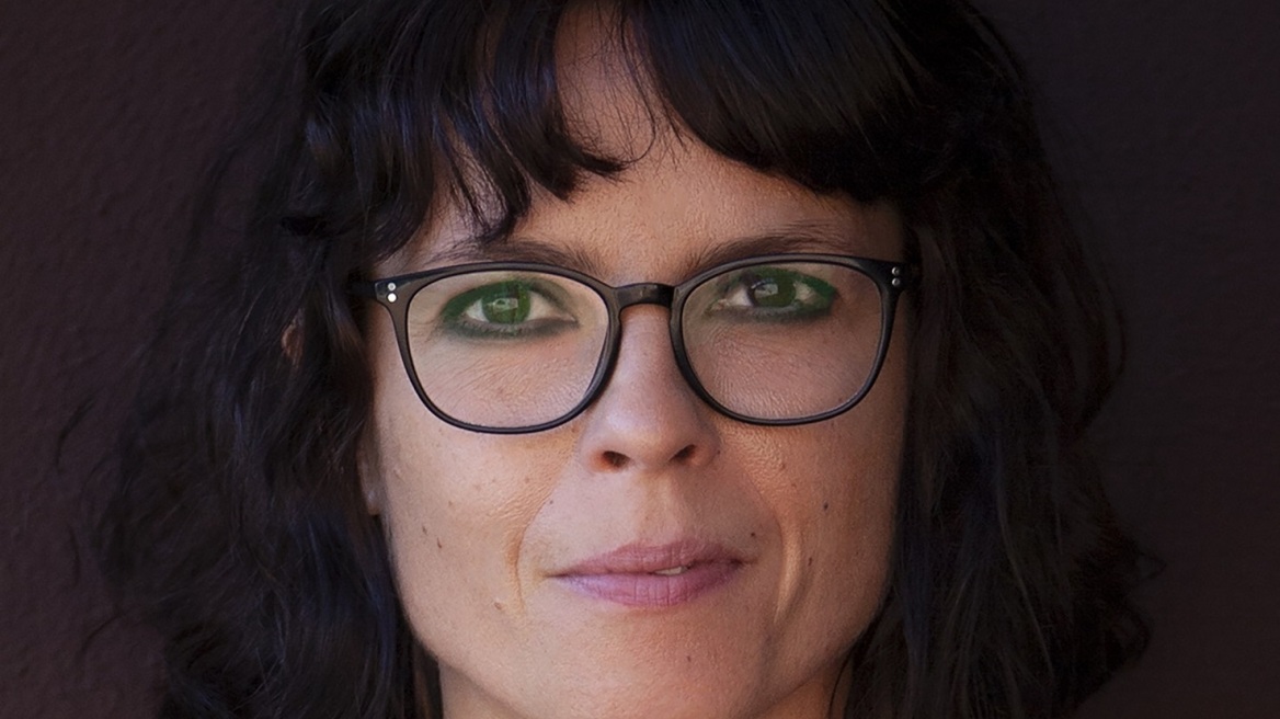 Η συγγραφέας του «Υπερτουρισμού» στο Marie Claire: «Στην Ιταλία πωλούν σε τουρίστες εμπειρίες όπως "μιλήστε με τους γείτονες"»