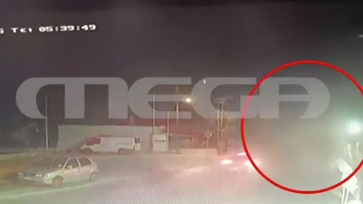 Βίντεο από την παράσυρση του 74χρονου στην Αρτέμιδα - Το αυτοκίνητο του αστυνομικού τον εκσφενδόνισε μέτρα μακριά