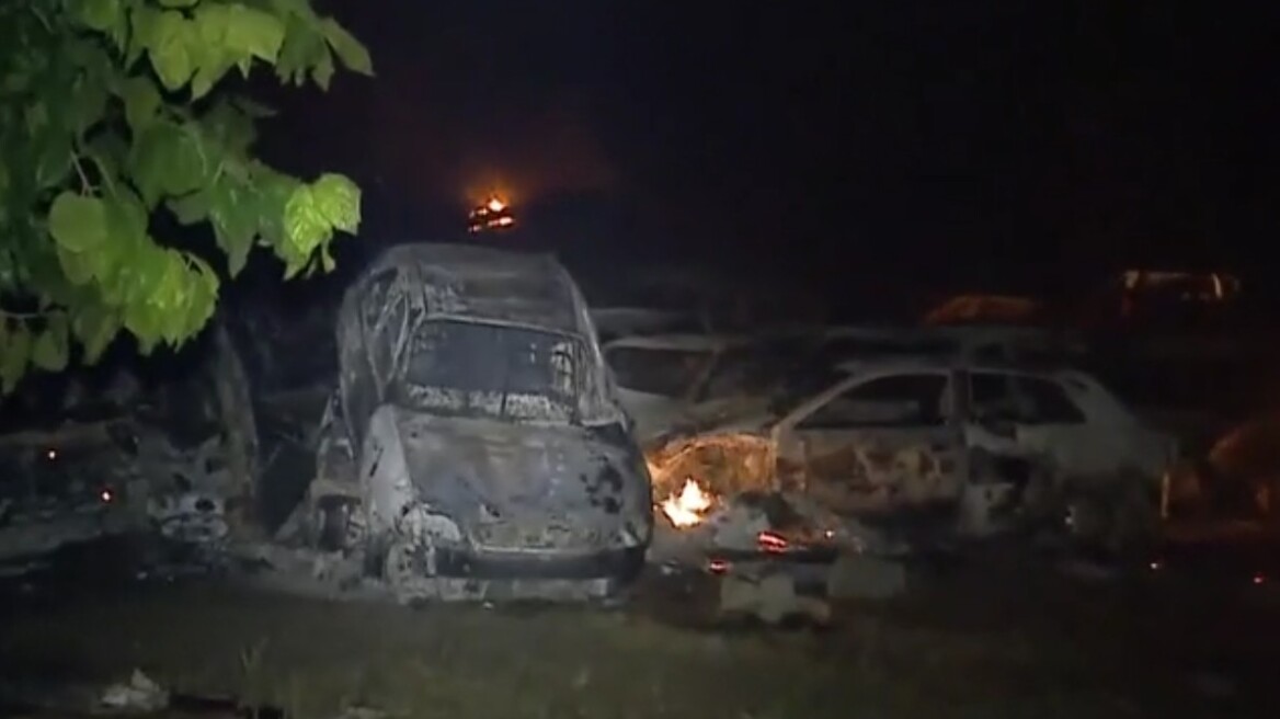 Φωτιά στην Αχαΐα: Οι φλόγες πέρασαν από μάντρα με κατεσχεμένα αυτοκίνητα, εκατοντάδες έγιναν στάχτη
